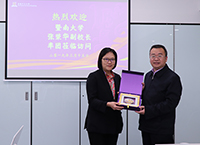 Prof. Isabella Poon, Pro-Vice-Chancellor of CUHK (left) presents souvenir to Prof. Zhang Ronghua, Vice-President of Jinan University